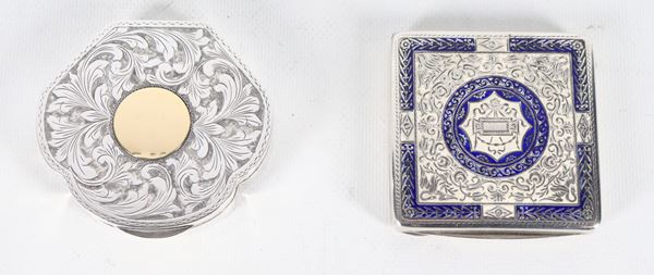 Lotto di una piccola scatola tonda sagomata in argento titolo 925, con placchetta in oro 750 e una quadrata in argento e smalto blu (2 pz.), gr. 198