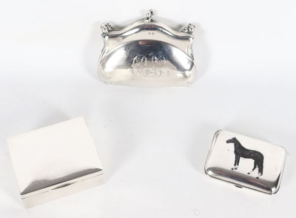 Lotto in argento di un borsellino, un portasigarette e una piccola scatola quadrata portatabacco con interno in legno (3 pz.), peso netto dell'argento gr. 230