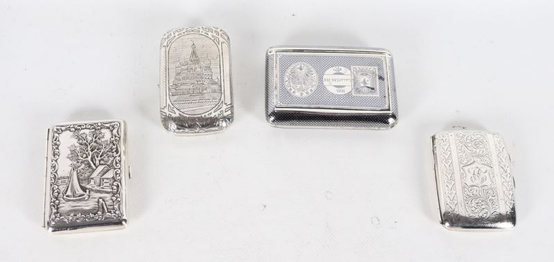 Lotto di quattro antiche tabacchiere in argento cesellato, sbalzato e niellato: una russa con Bol...