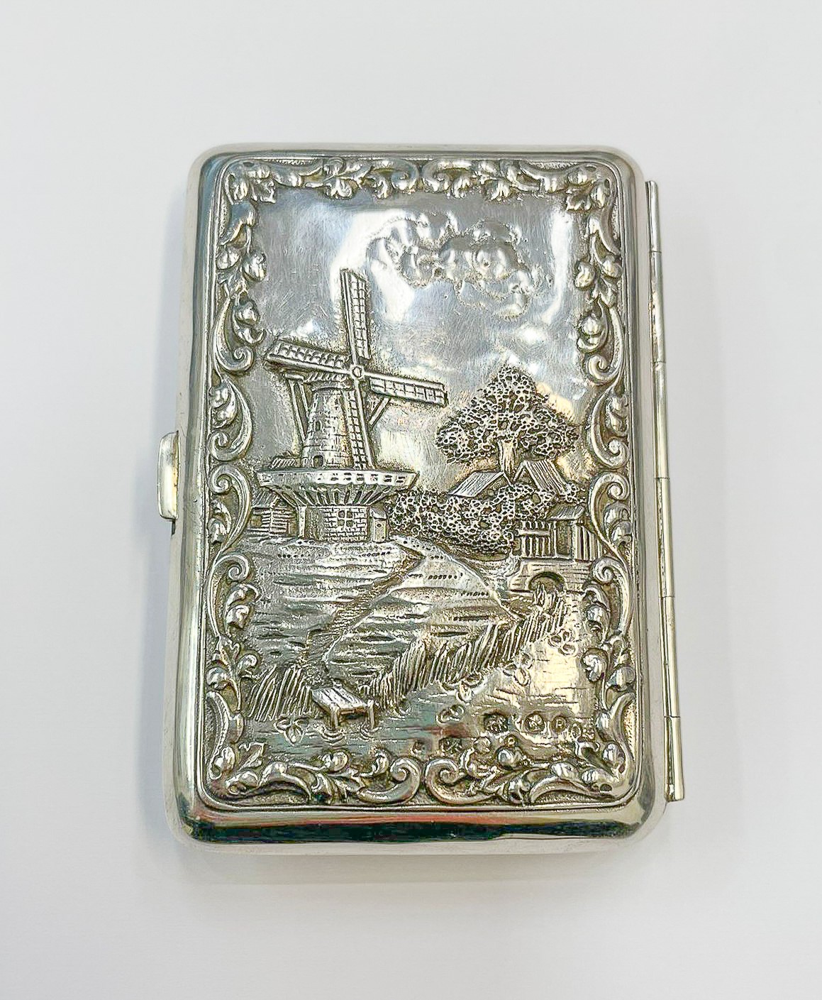 Lotto di quattro antiche tabacchiere in argento cesellato, sbalzato e niellato: una russa con Bol...