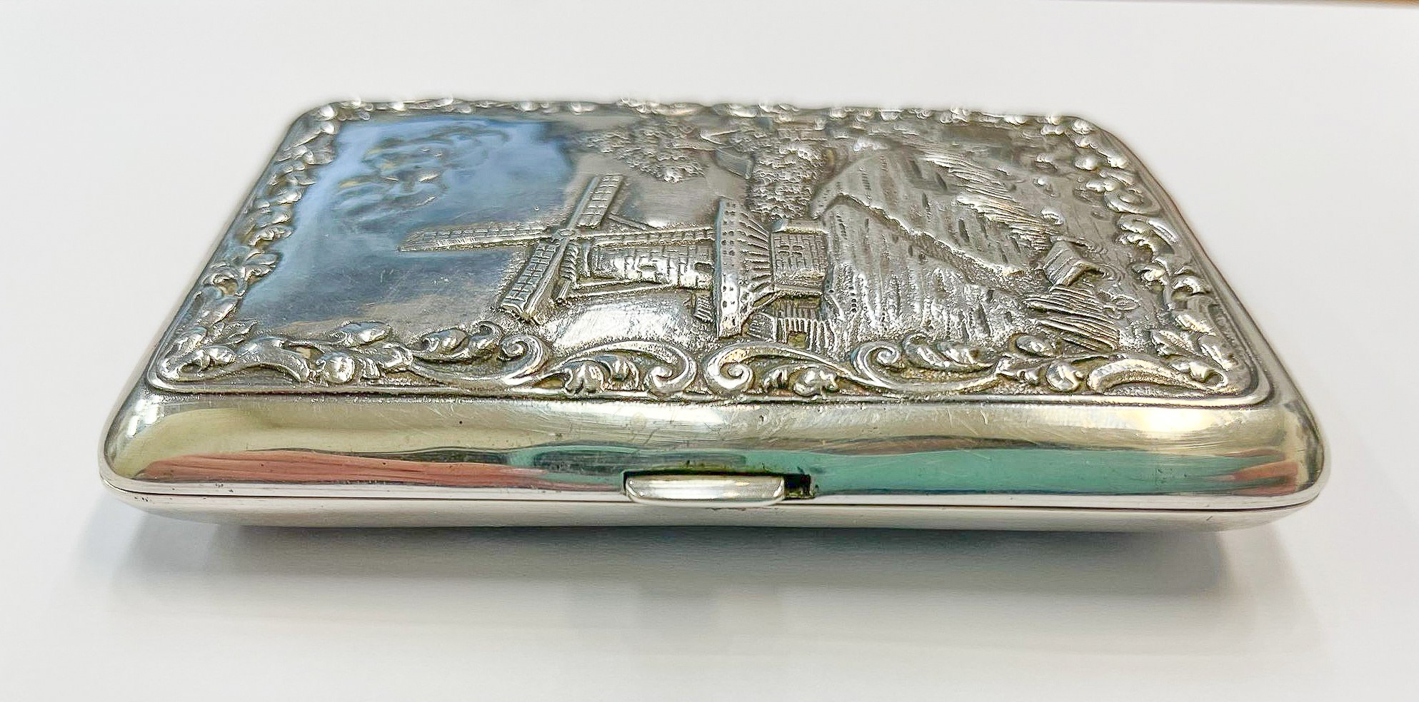 Lotto di quattro antiche tabacchiere in argento cesellato, sbalzato e niellato: una russa con Bol...