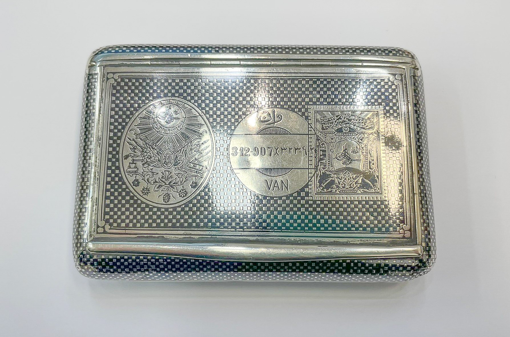 Lotto di quattro antiche tabacchiere in argento cesellato, sbalzato e niellato: una russa con Bol...