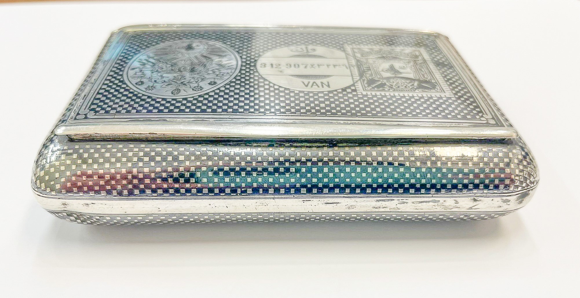 Lotto di quattro antiche tabacchiere in argento cesellato, sbalzato e niellato: una russa con Bol...