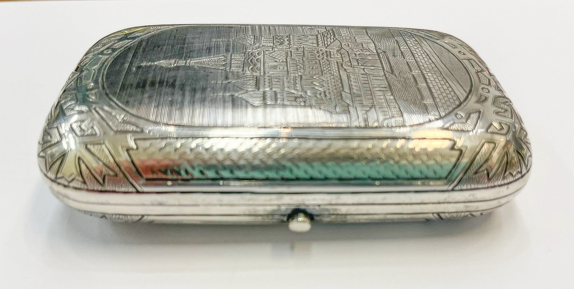 Lotto di quattro antiche tabacchiere in argento cesellato, sbalzato e niellato: una russa con Bol...