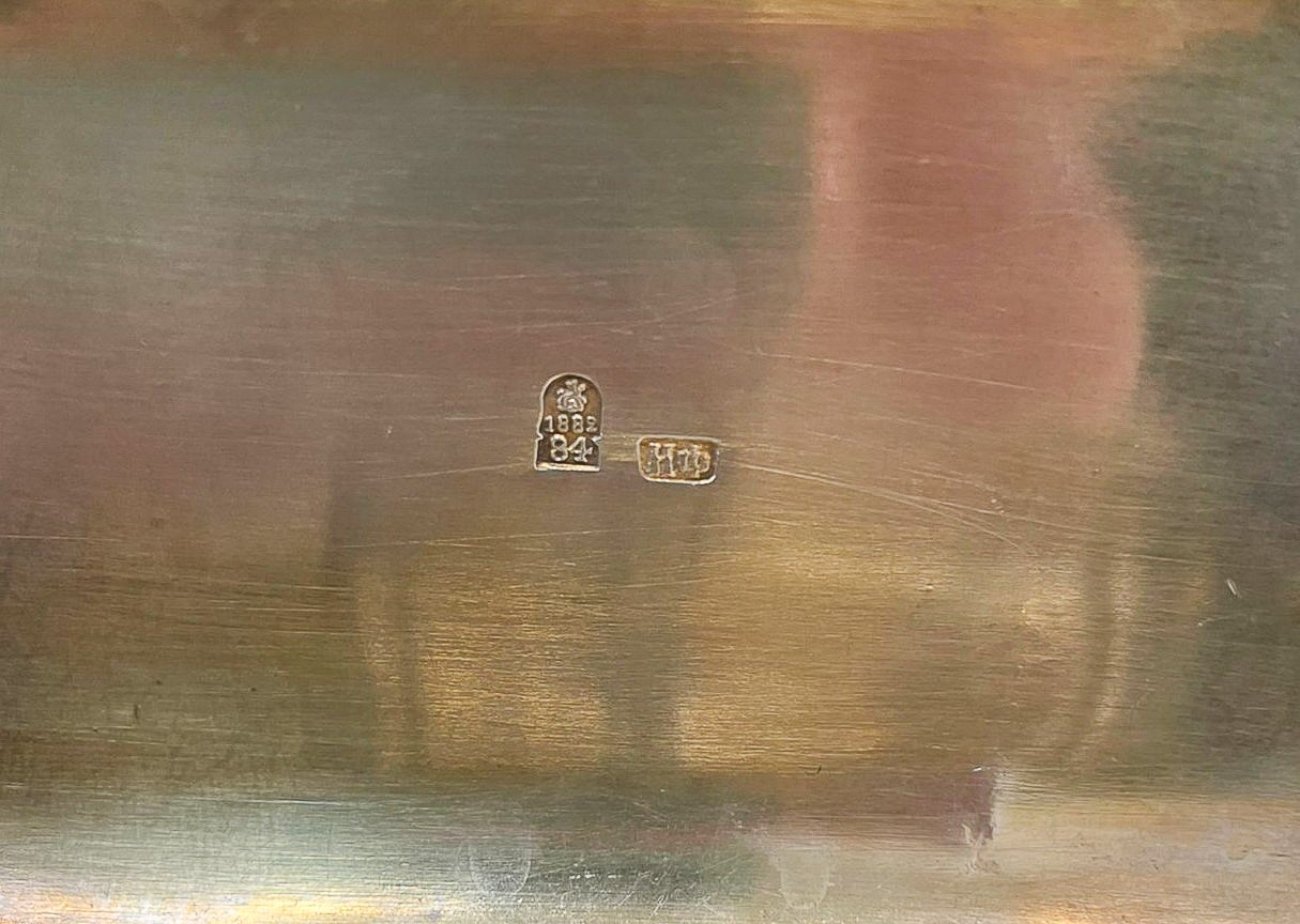 Lotto di quattro antiche tabacchiere in argento cesellato, sbalzato e niellato: una russa con Bol...