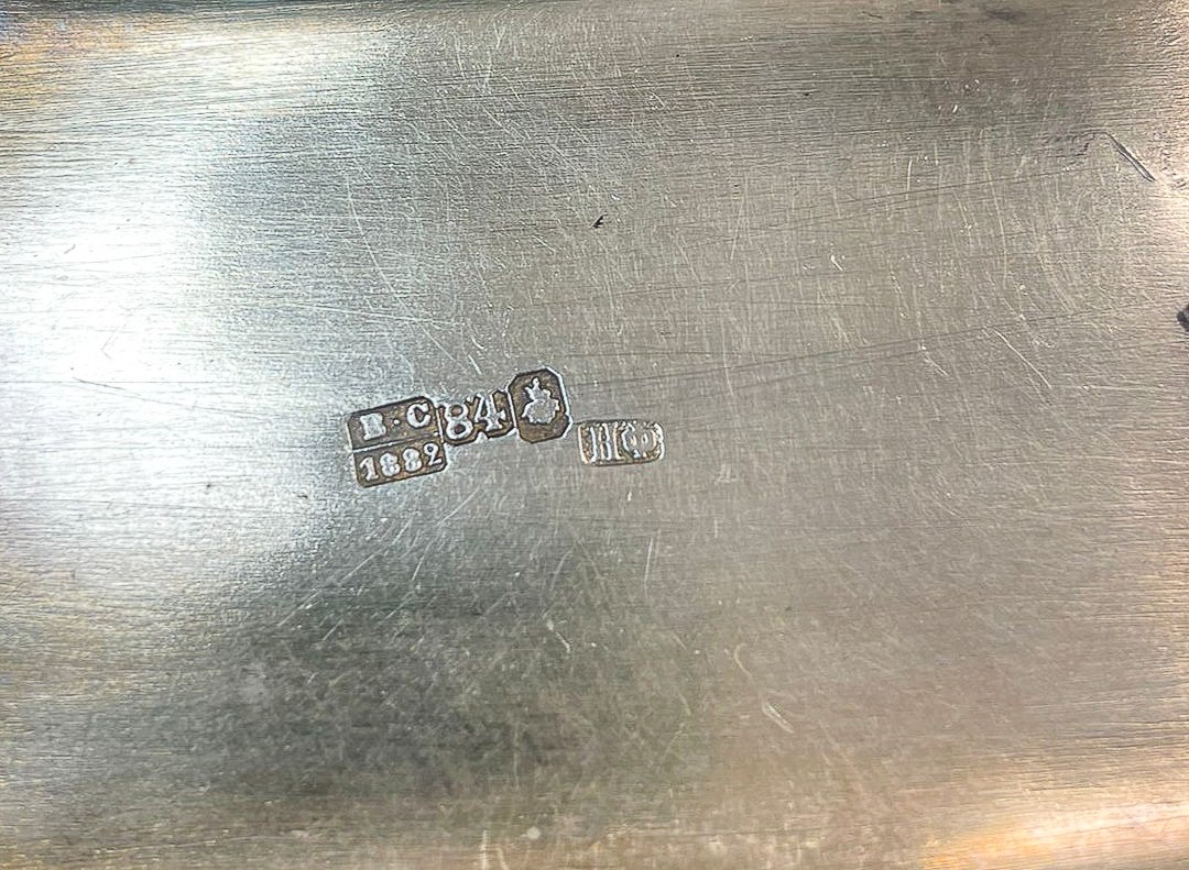 Lotto di quattro antiche tabacchiere in argento cesellato, sbalzato e niellato: una russa con Bol...