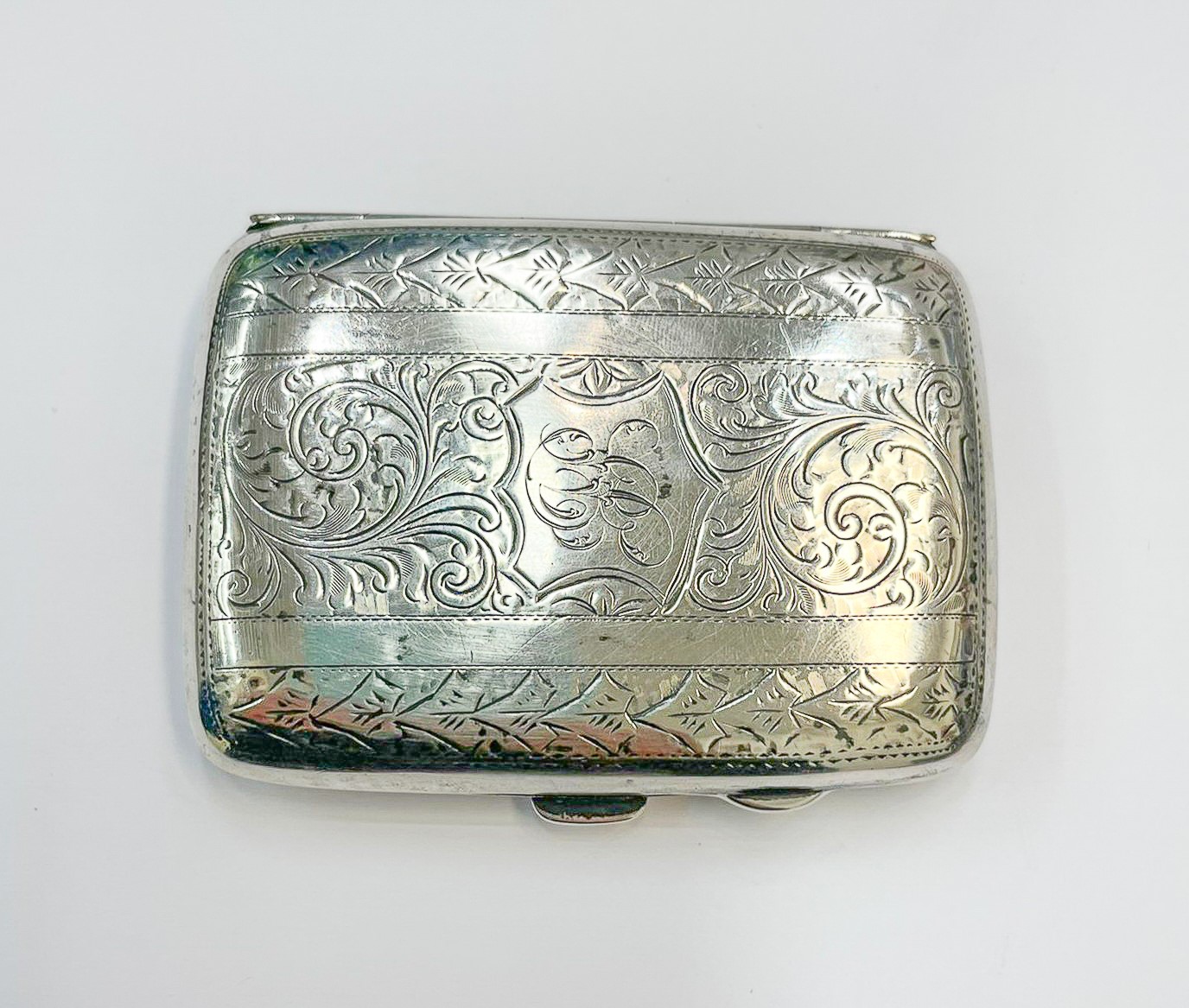 Lotto di quattro antiche tabacchiere in argento cesellato, sbalzato e niellato: una russa con Bol...