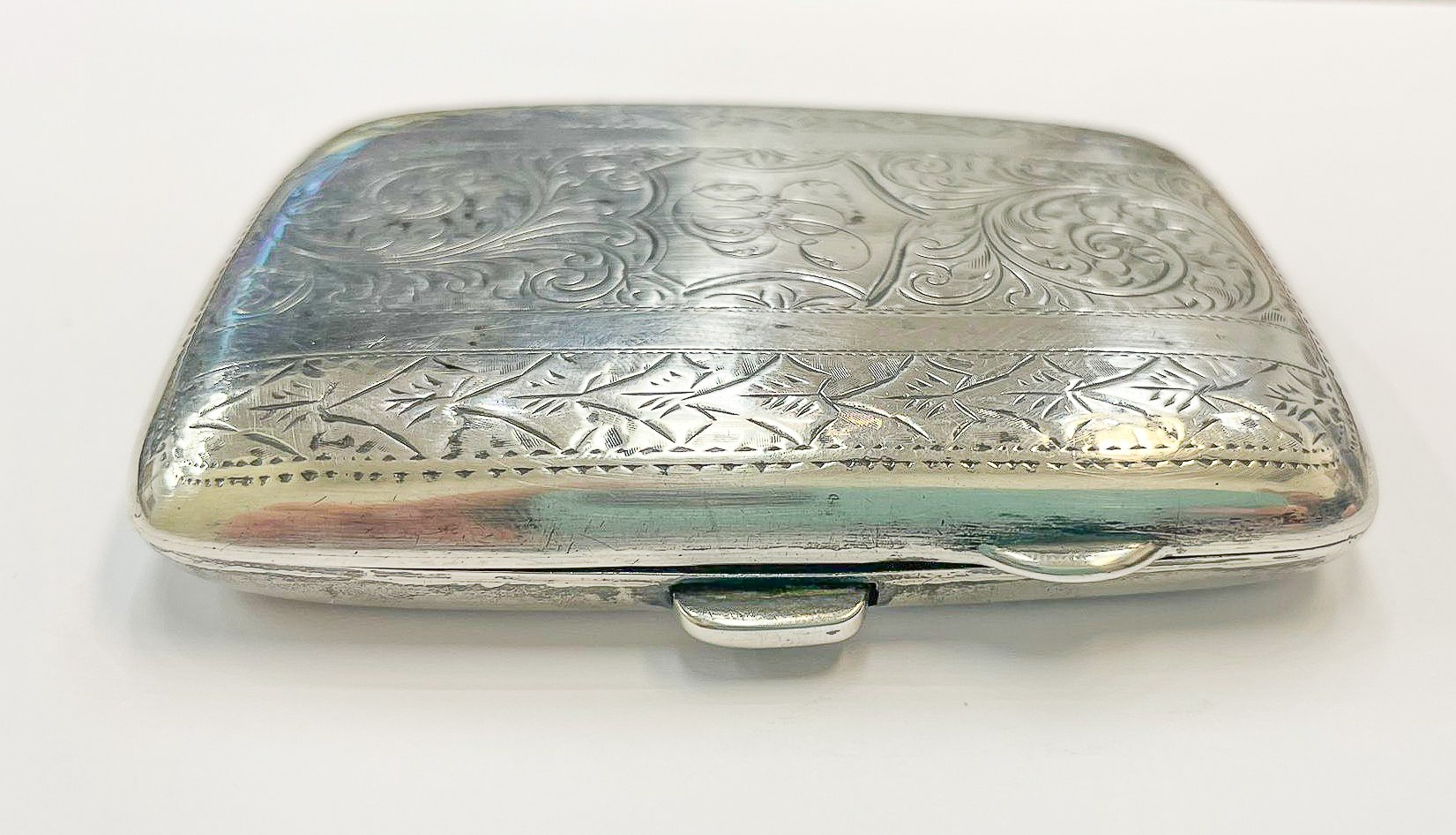 Lotto di quattro antiche tabacchiere in argento cesellato, sbalzato e niellato: una russa con Bol...