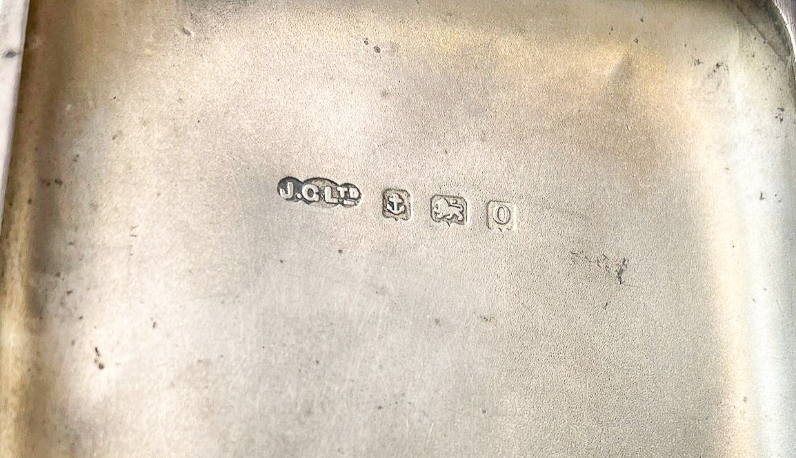 Lotto di quattro antiche tabacchiere in argento cesellato, sbalzato e niellato: una russa con Bol...