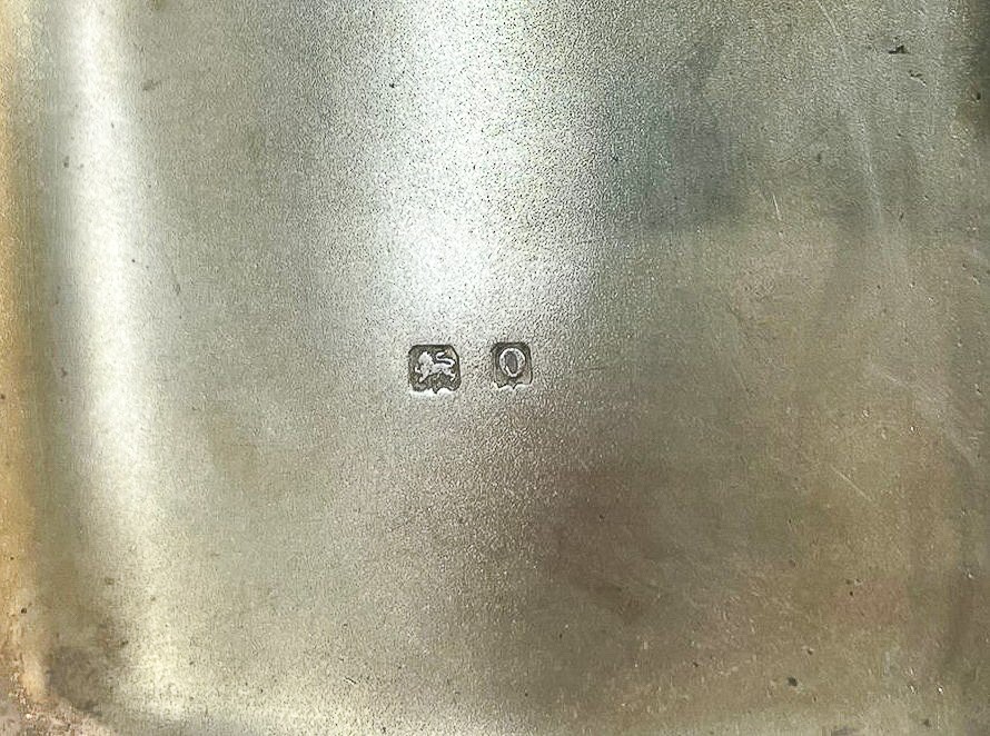 Lotto di quattro antiche tabacchiere in argento cesellato, sbalzato e niellato: una russa con Bol...