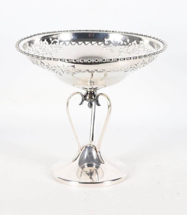 Antica alzata in metallo argentato, sbalzato, cesellato e traforato