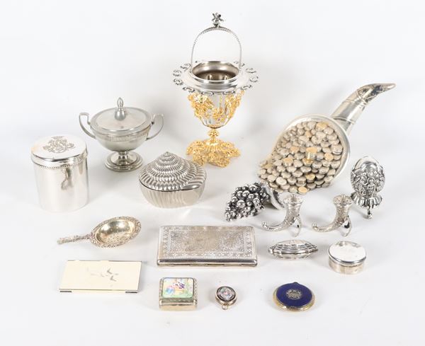 Lotto di diciassette piccoli oggetti in metallo argentato 