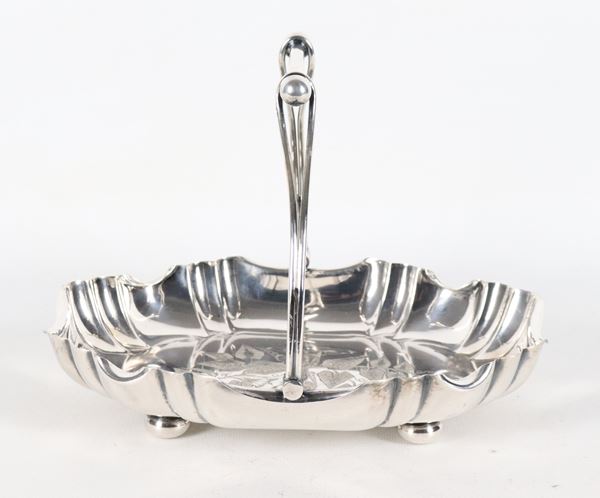 Cestino inglese in sheffield a forma ovale sagomata, con fondo inciso a motivi di fiori e foglie