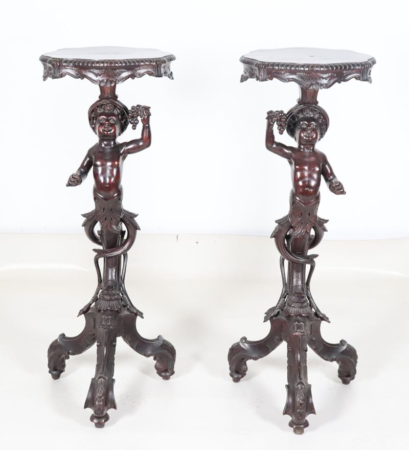Coppia di antichi trespoli veneziani in noce, con sculture di "Moretti" e tre gambe centinate