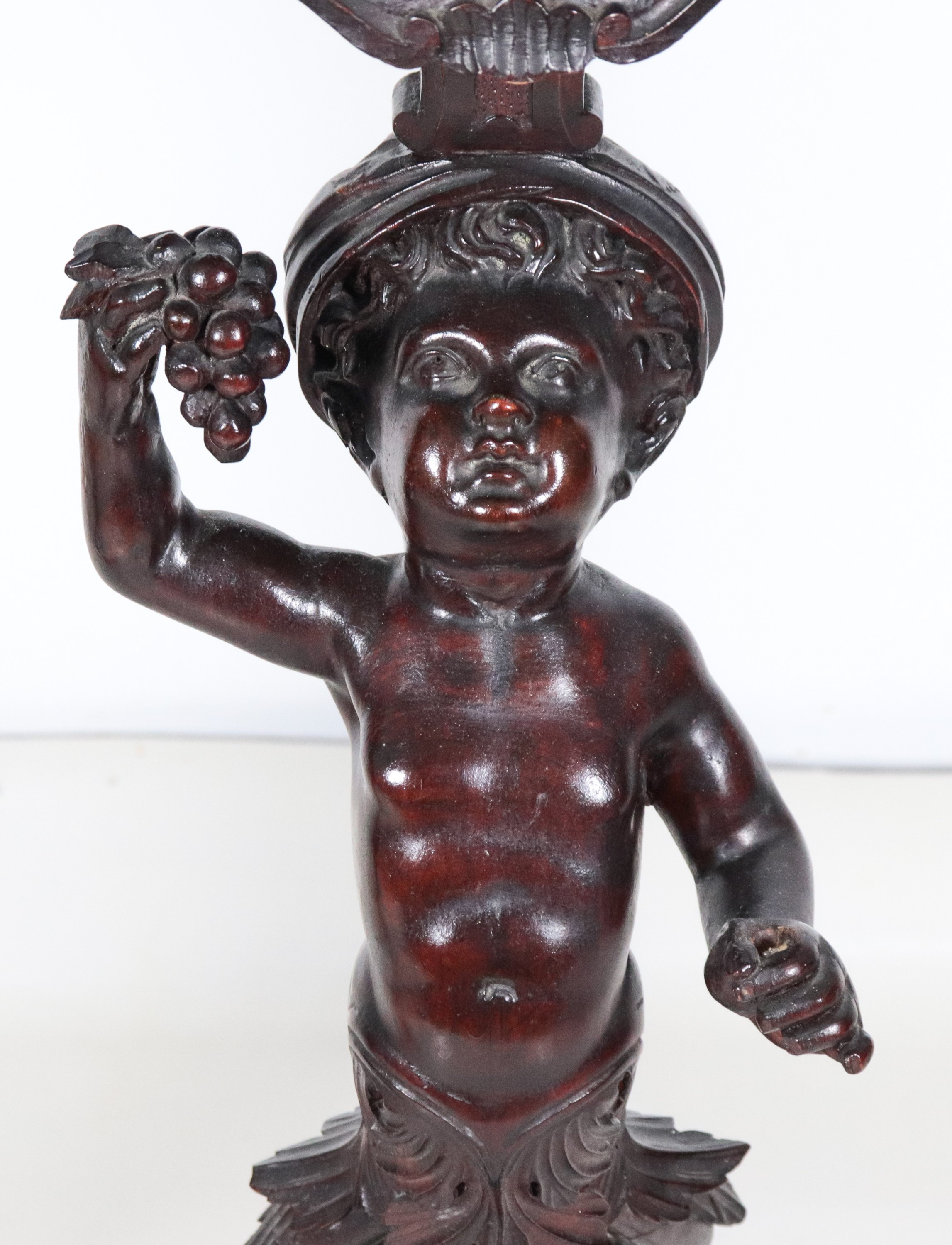 Coppia di antichi trespoli veneziani in noce, con sculture di "Moretti" e tre gambe centinate