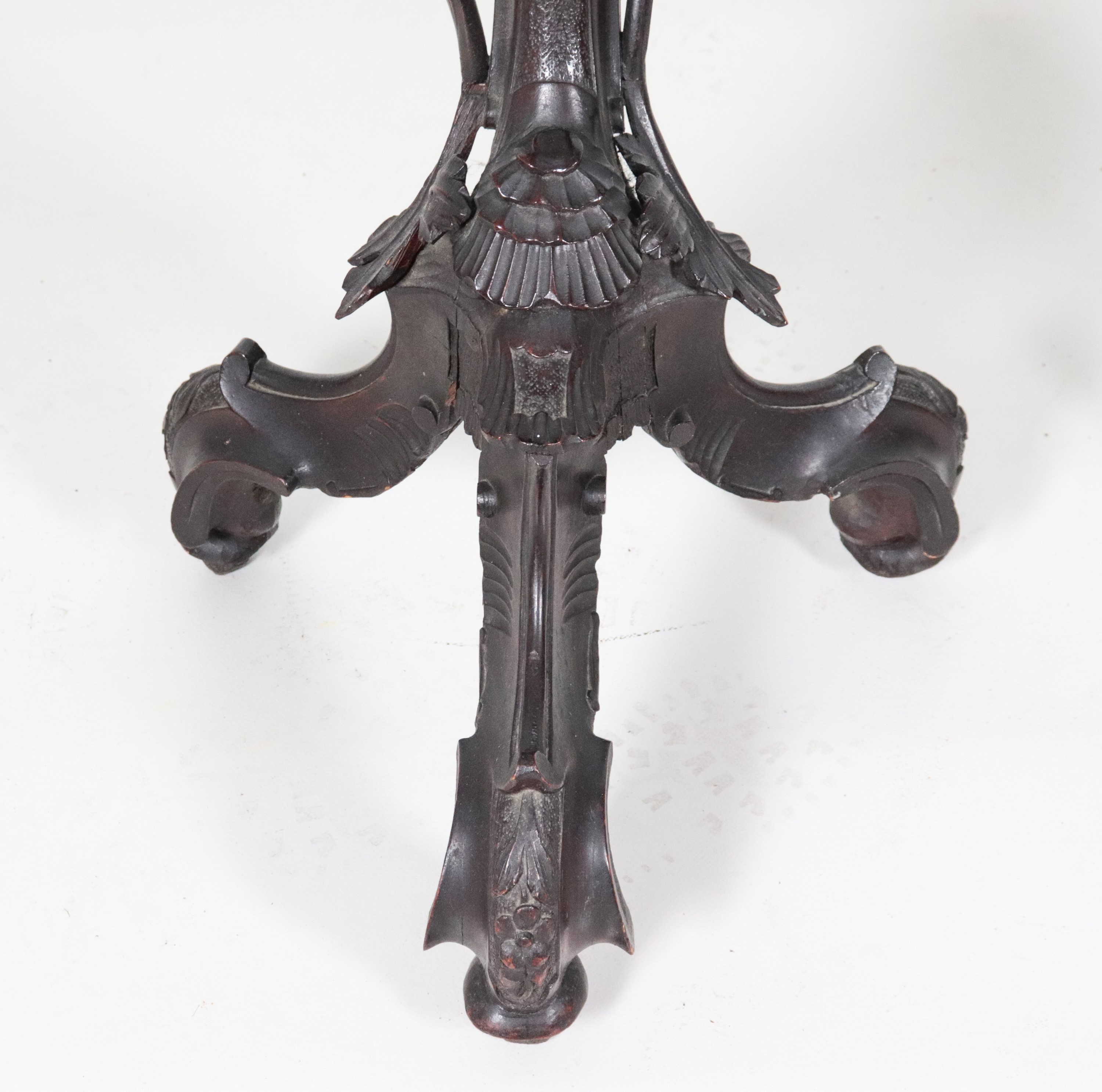 Coppia di antichi trespoli veneziani in noce, con sculture di "Moretti" e tre gambe centinate