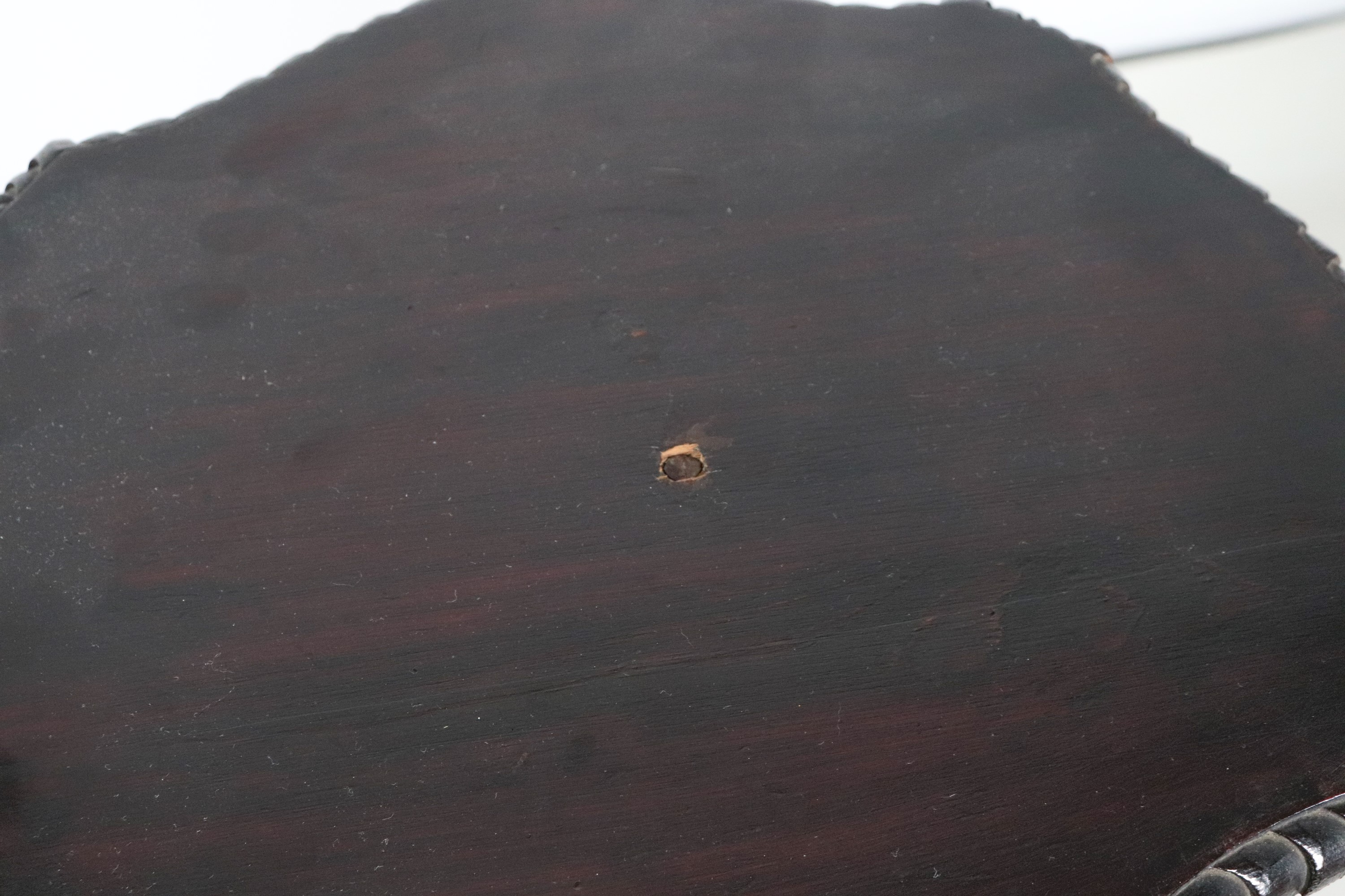 Coppia di antichi trespoli veneziani in noce, con sculture di "Moretti" e tre gambe centinate