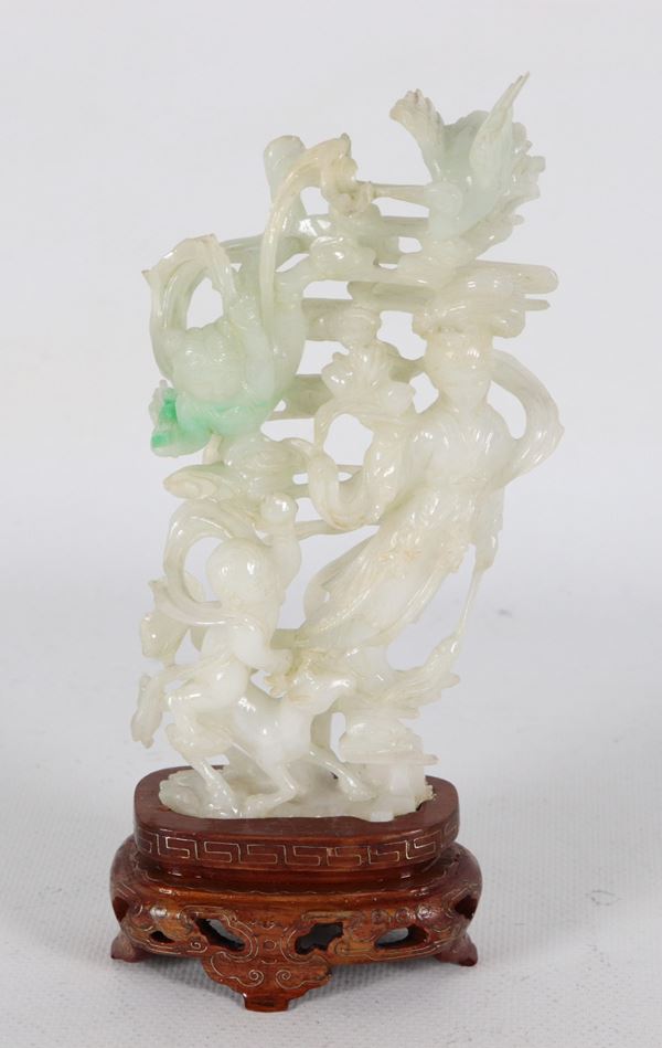 "Cortigiana con bambini e cerbiatto", gruppo cinese in giada con basetta in teak