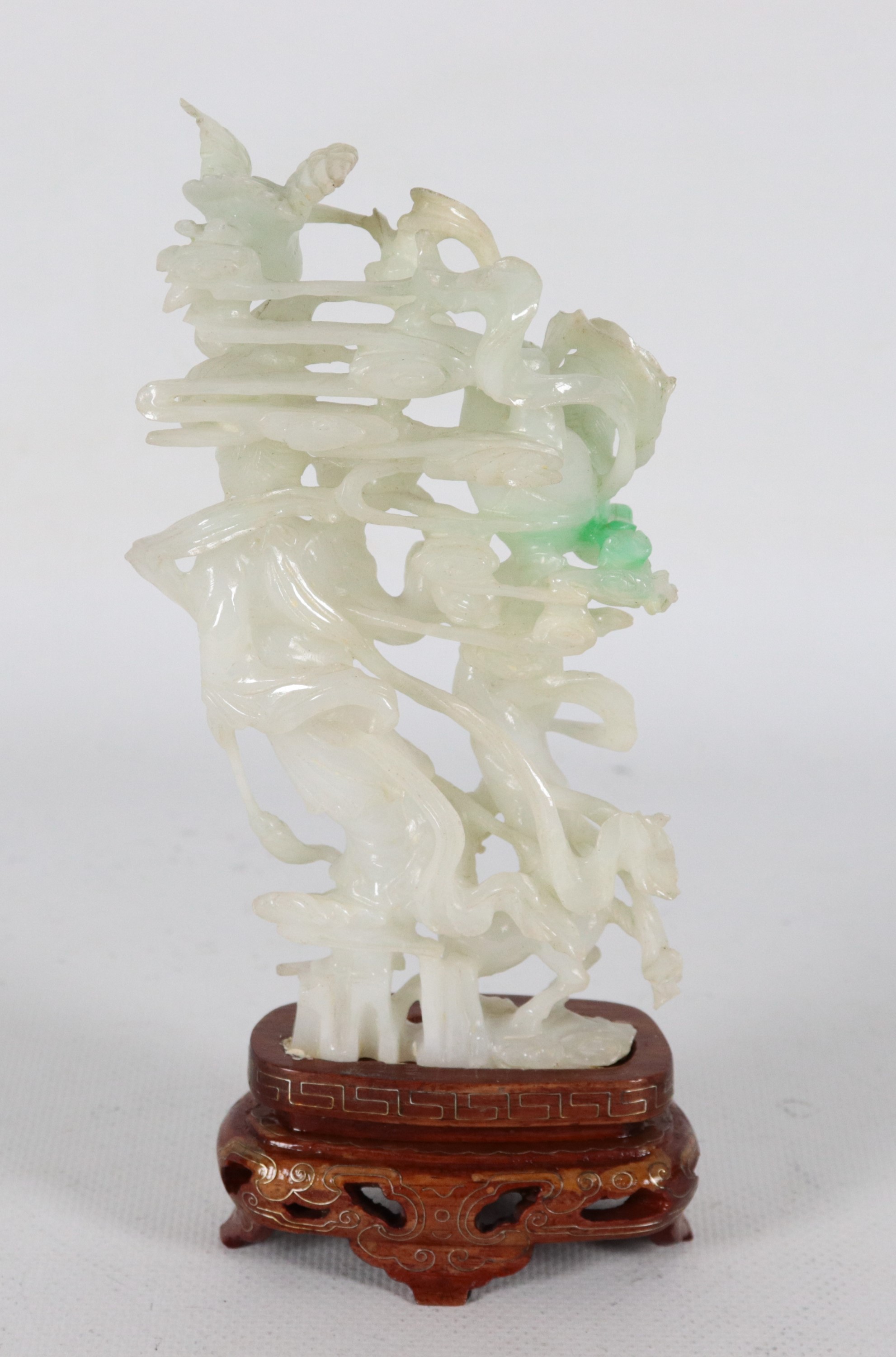 "Cortigiana con bambini e cerbiatto", gruppo cinese in giada con basetta in teak