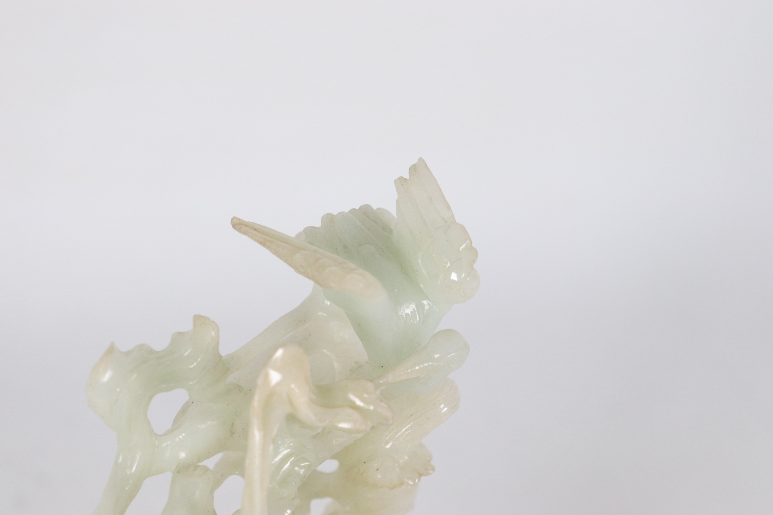 "Cortigiana con bambini e cerbiatto", gruppo cinese in giada con basetta in teak