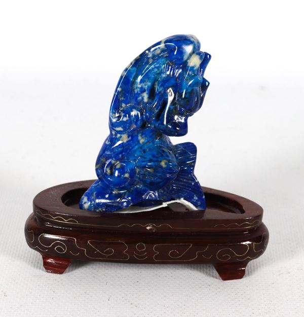 "Drago", piccola statuina cinese in lapislazzuli con basetta in teak