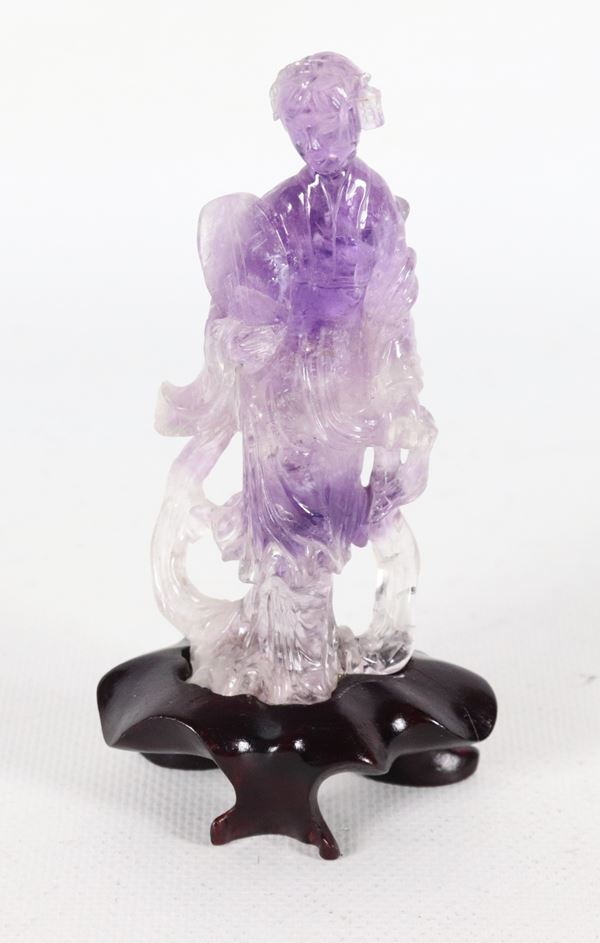 "Cortigiana con ventaglio", statuina cinese in ametista con basetta in teak