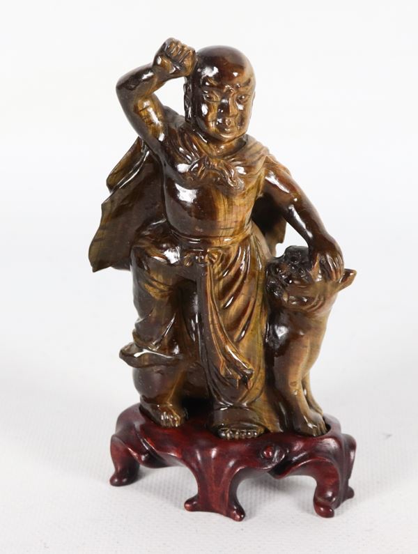 "Santone con cane foo", statuina cinese in occhio di tigre con basetta in teak