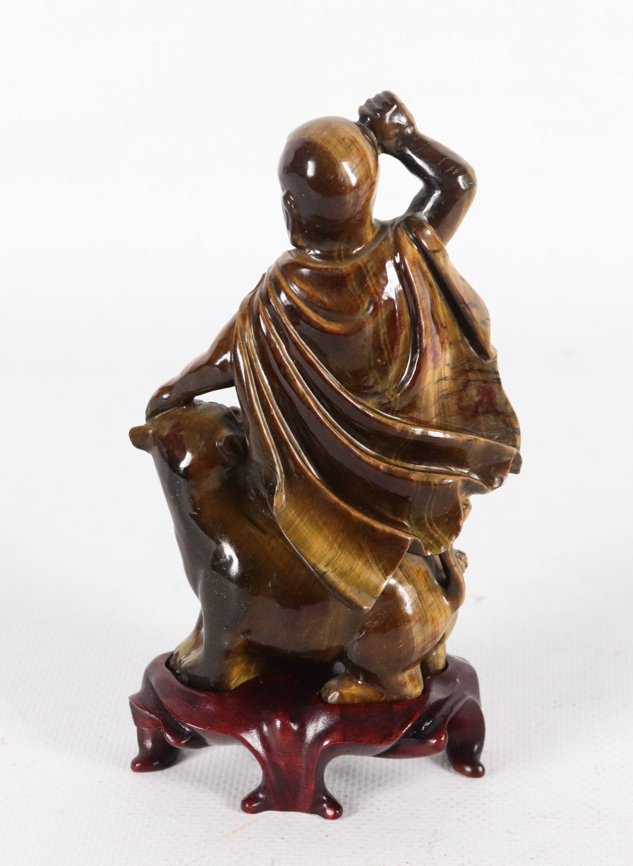 "Santone con cane foo", statuina cinese in occhio di tigre con basetta in teak