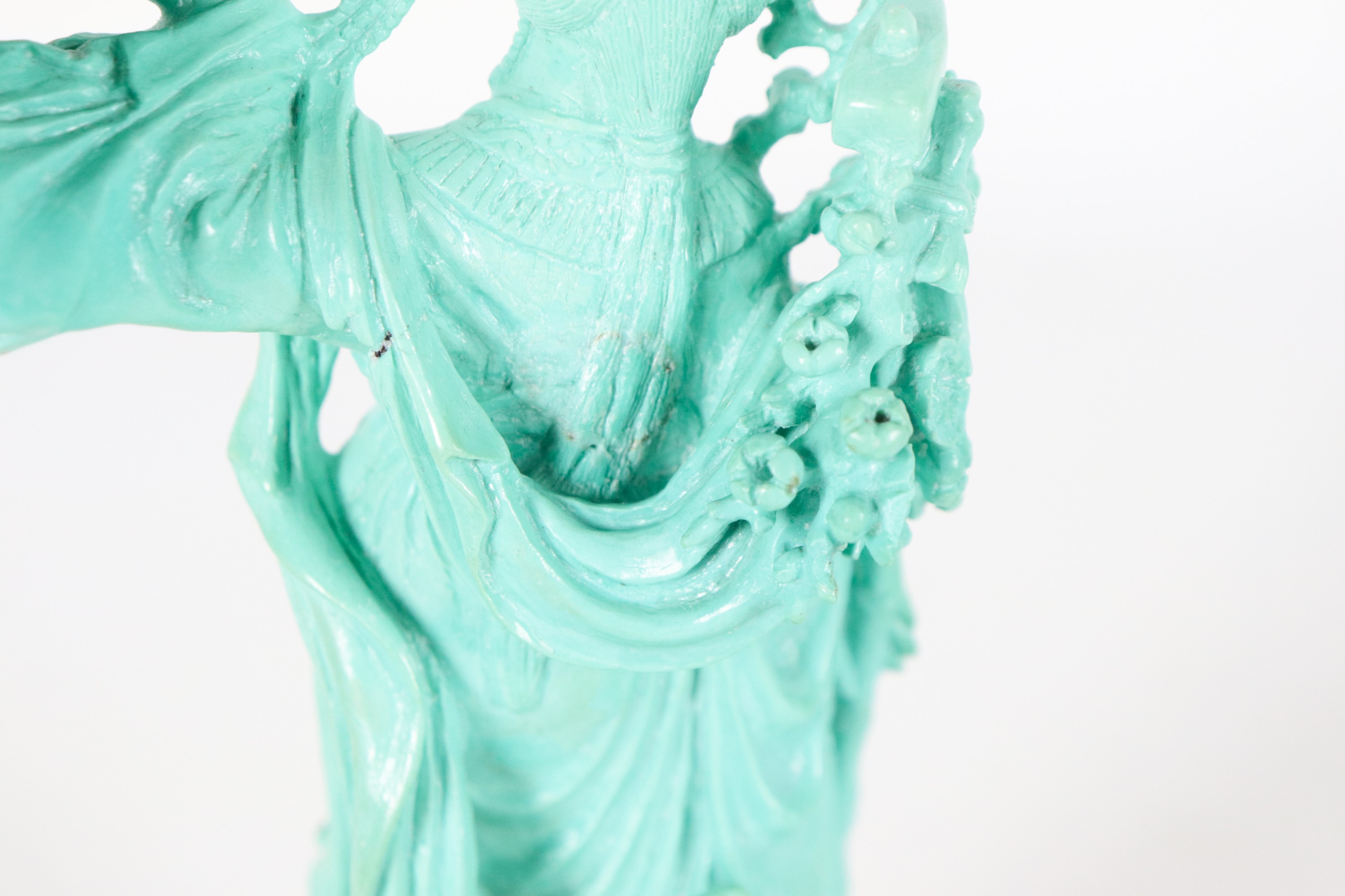 "Guanyin con fiori", statuina cinese in turchese con basetta in teak