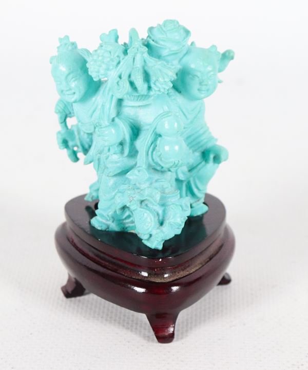 "Contadini con frutta", piccolo gruppo in turchese con basetta in teak