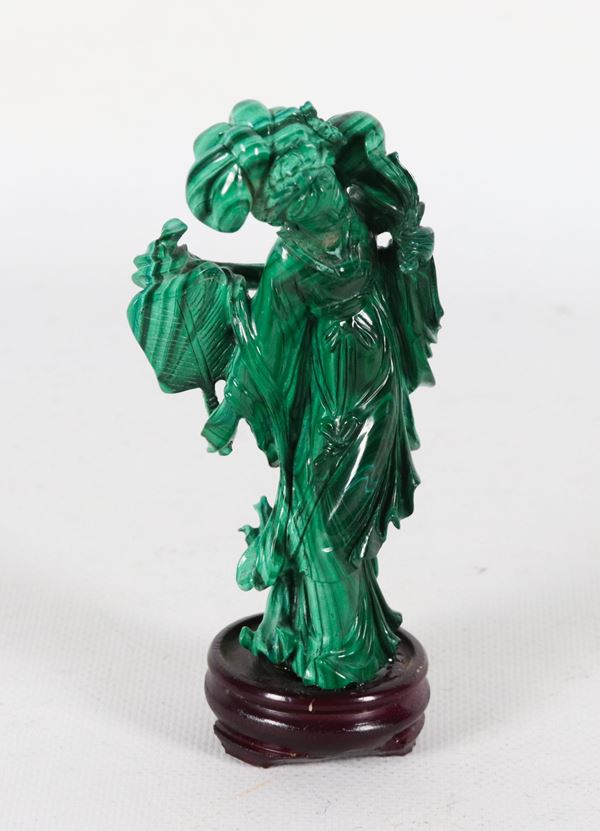 "Cortigiana con ventaglio", statuina cinese in malachite con basetta in teak 