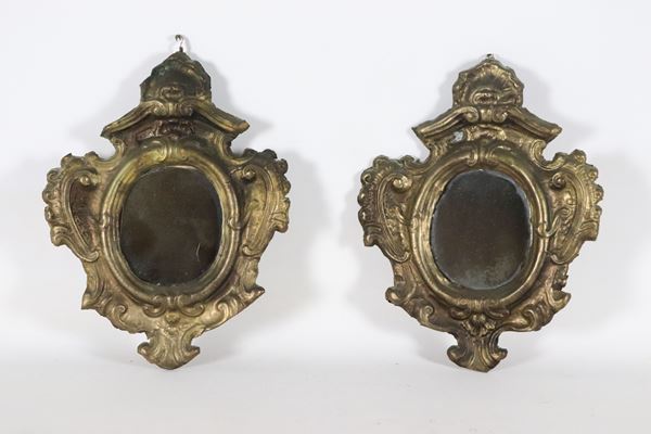 Coppia di antiche cartegloria romane in rame dorato e sbalzato a motivi Luigi XV, specchi al mercurio