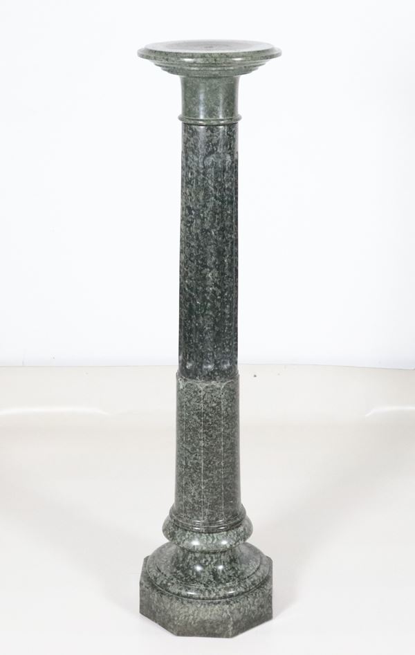 Colonna neoclassica in marmo verde serpentino