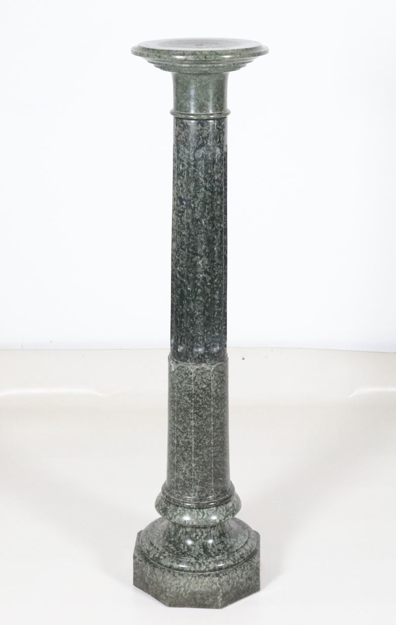 Colonna neoclassica in marmo verde serpentino