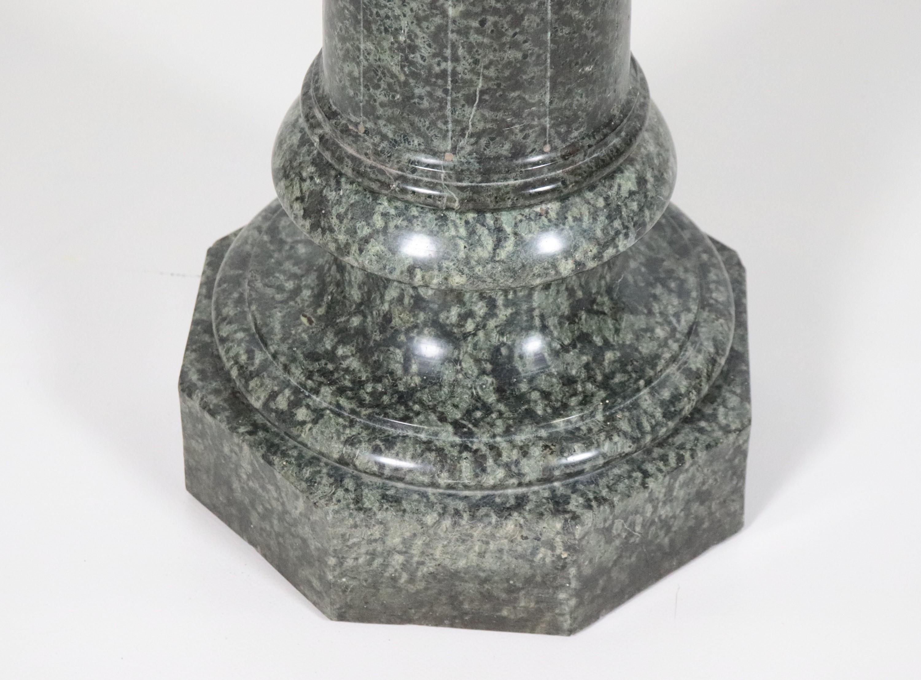 Colonna neoclassica in marmo verde serpentino
