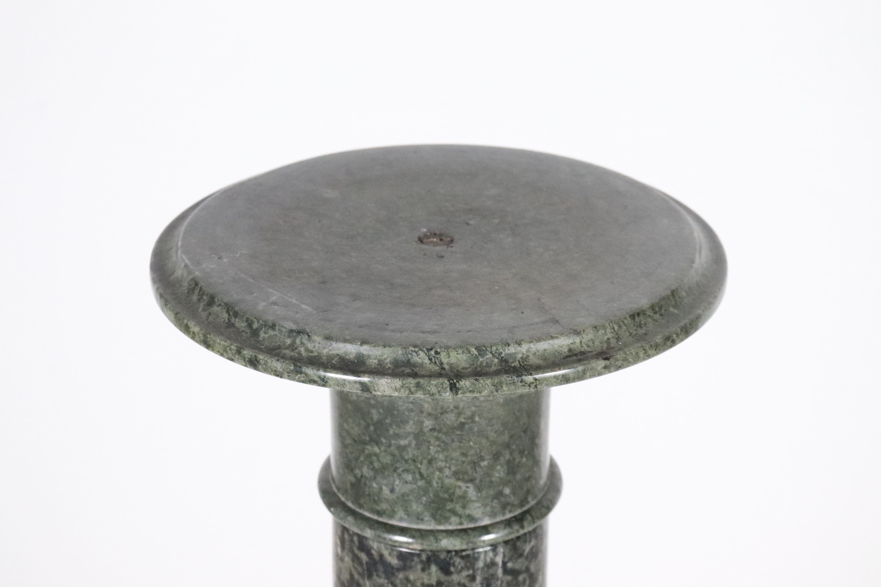Colonna neoclassica in marmo verde serpentino