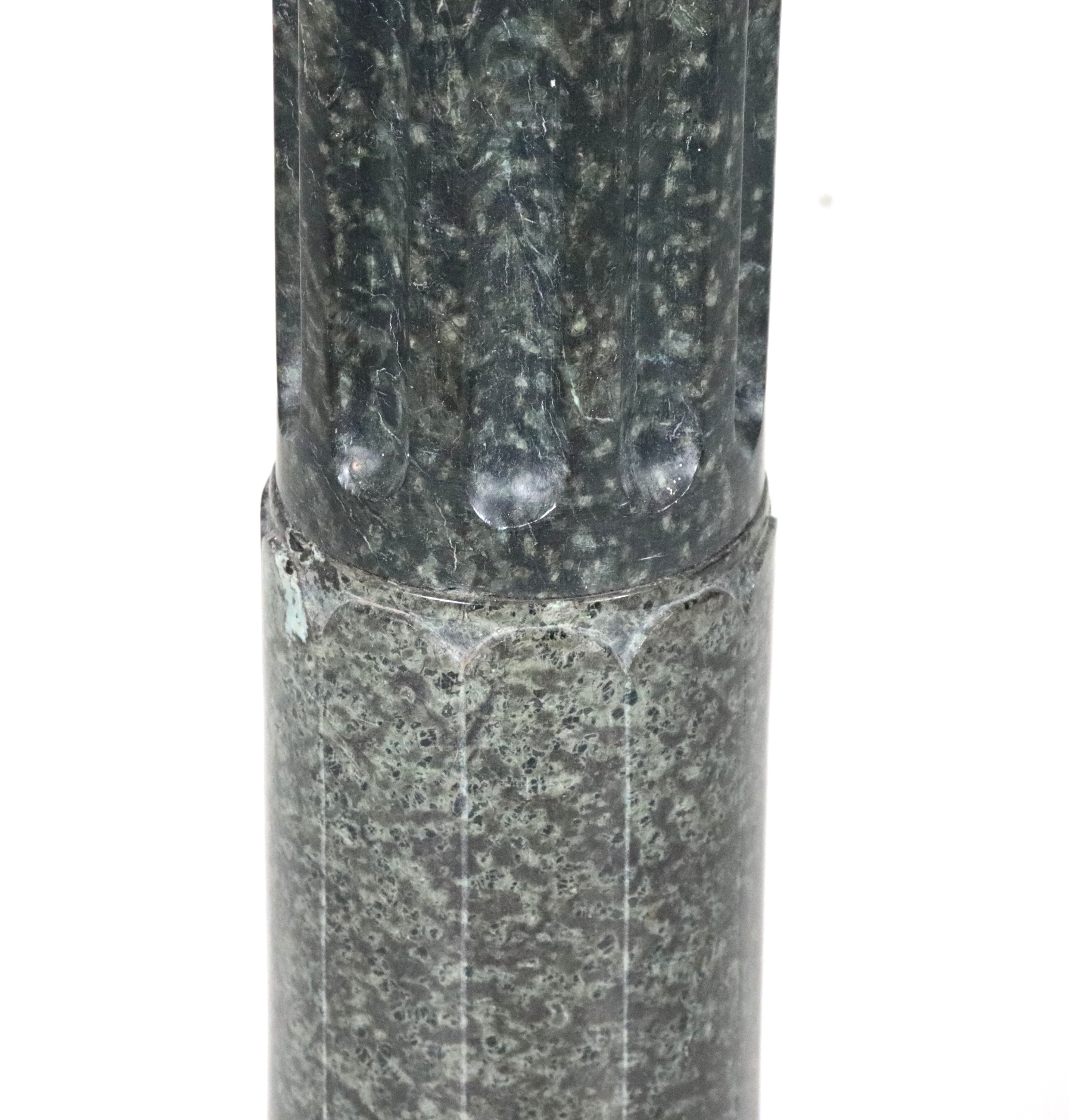 Colonna neoclassica in marmo verde serpentino