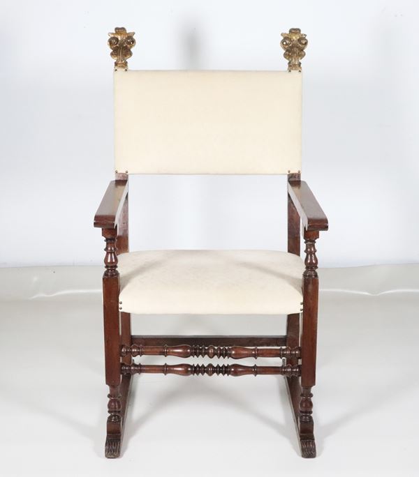 Antico poltroncione marchigiano in noce, con gambe tornite a rocchetto