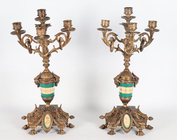 Coppia di antichi candelabri francesi in bronzo dorato, sbalzato e cesellato a motivi Luigi XVI, con applicazioni di placchette in porcellana di Sèvres
