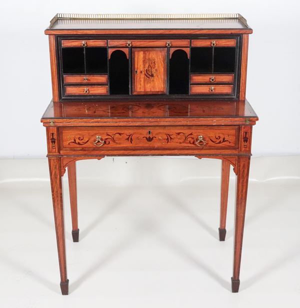 Antico bonheur du jour Sheraton in legno di satinwood, con decorazioni dipinte a motivi di ghirlande, intrecci floreali e anfore