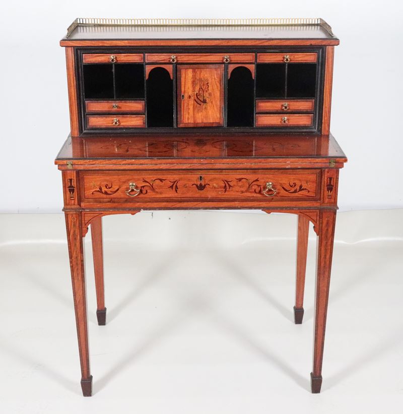 Antico bonheur du jour Sheraton in legno di satinwood, con decorazioni dipinte a motivi di ghirla...