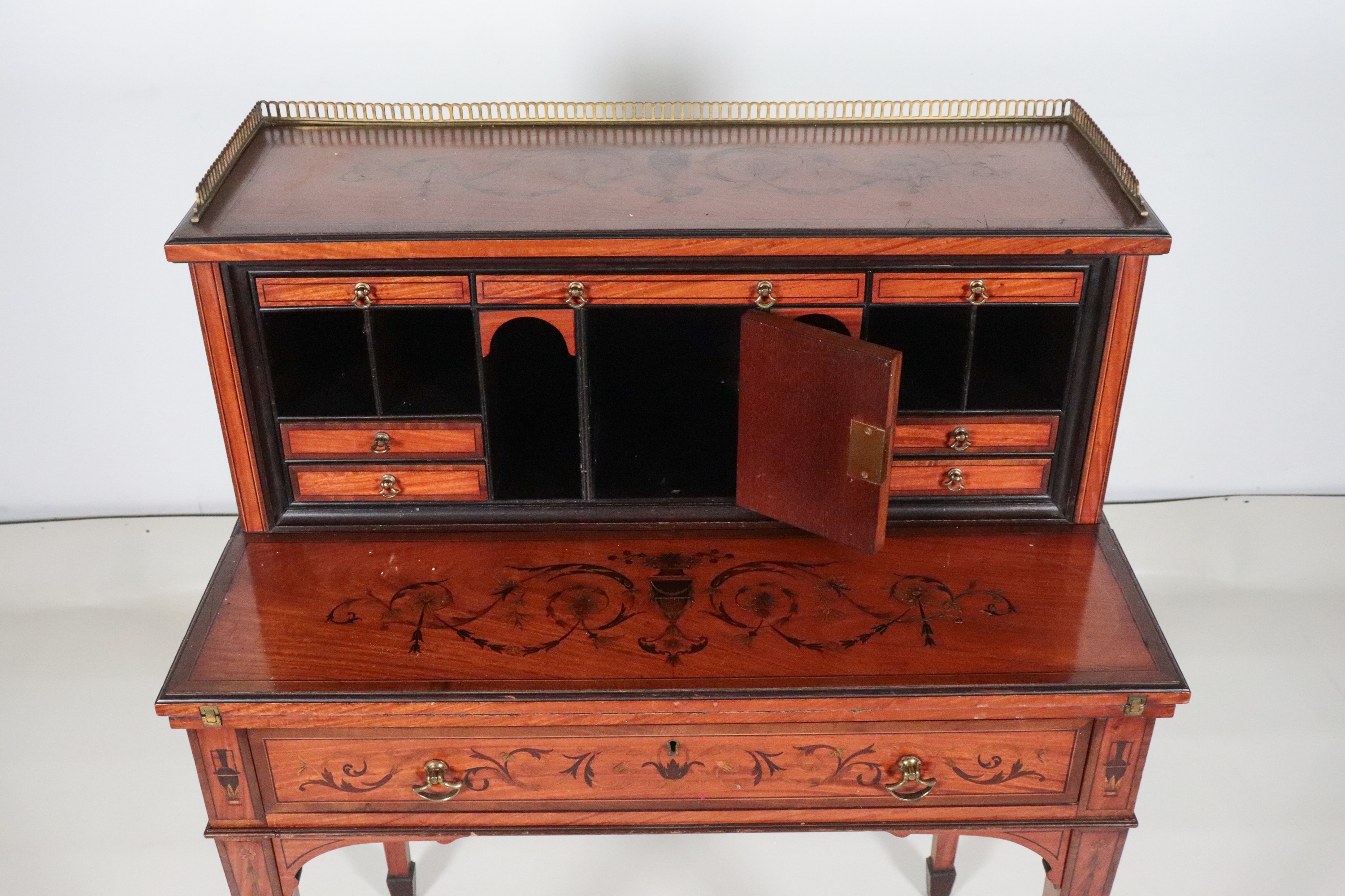 Antico bonheur du jour Sheraton in legno di satinwood, con decorazioni dipinte a motivi di ghirla...