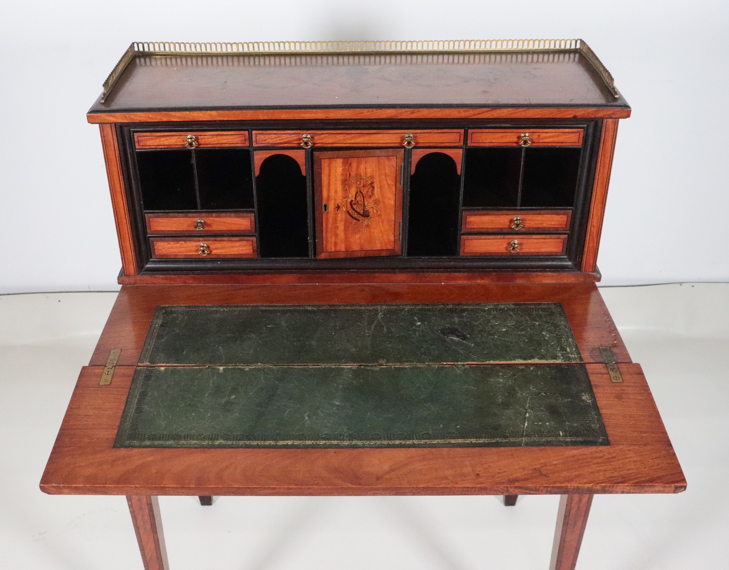 Antico bonheur du jour Sheraton in legno di satinwood, con decorazioni dipinte a motivi di ghirla...