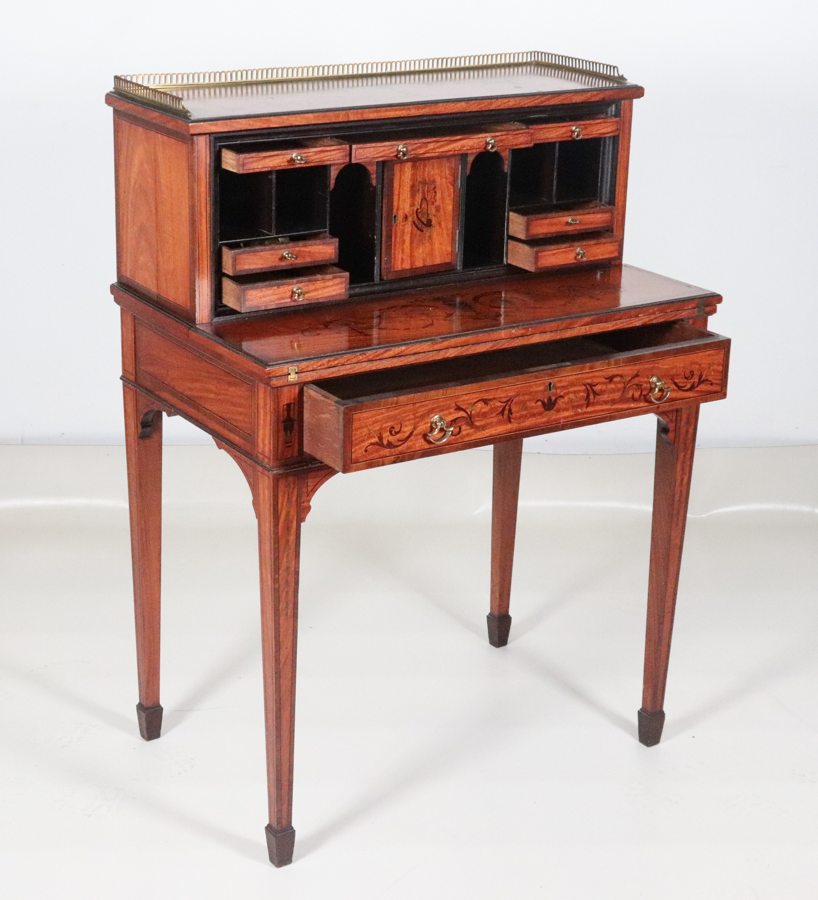 Antico bonheur du jour Sheraton in legno di satinwood, con decorazioni dipinte a motivi di ghirla...