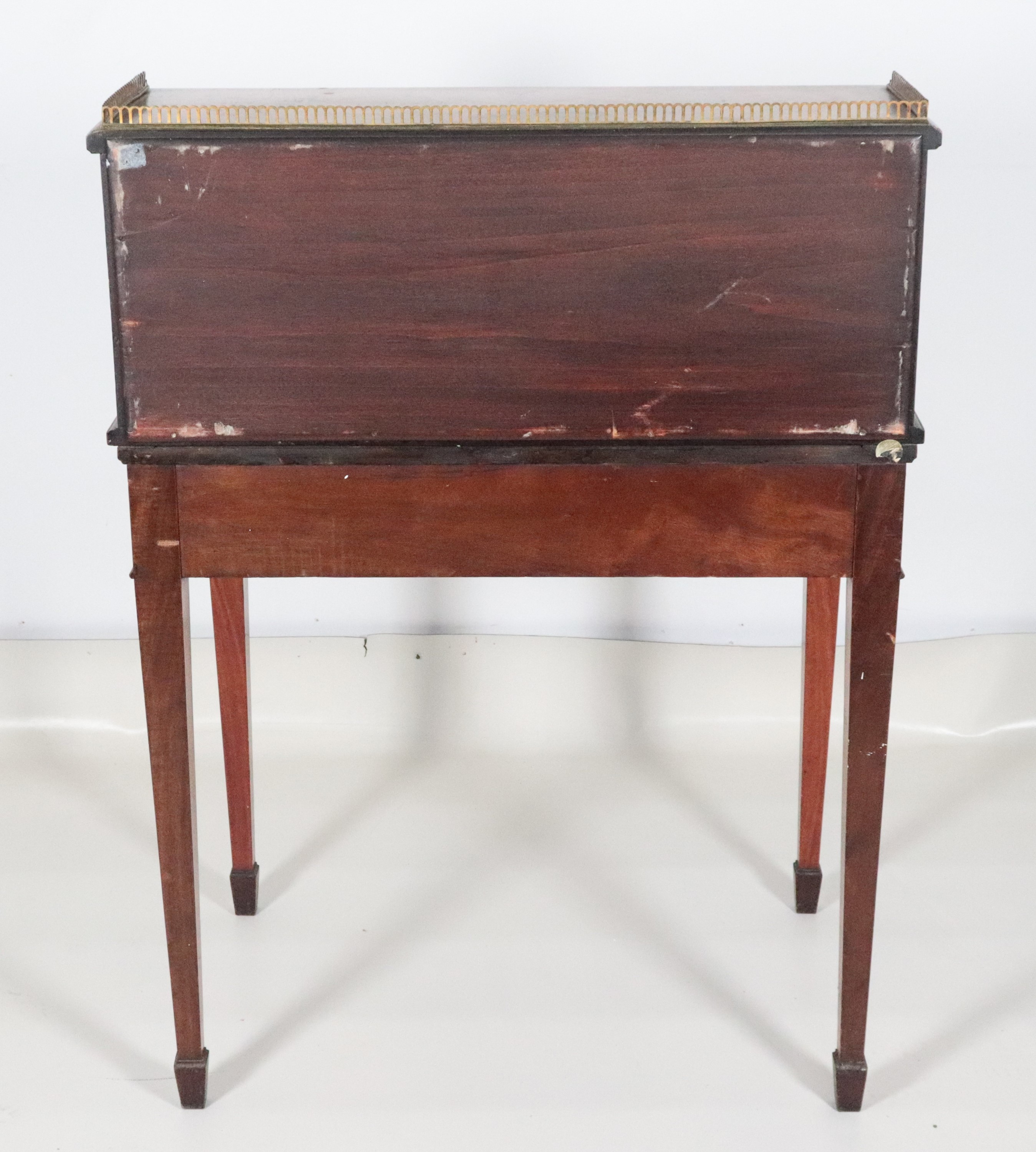 Antico bonheur du jour Sheraton in legno di satinwood, con decorazioni dipinte a motivi di ghirla...