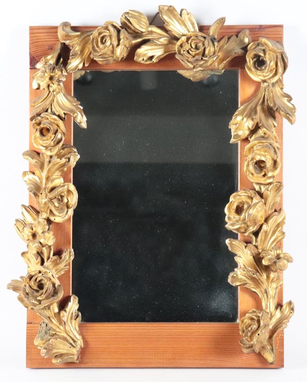 Piccola specchiera in legno di cedro, con applicazioni in legno dorato e intagliato di ghirlande di rose