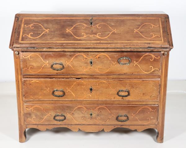 Antica ribalta piemontese Luigi XV in noce, con intarsi in bosso a motivi di volute e filettature