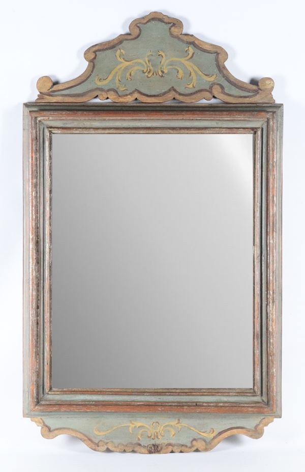 Antica specchiera marchigiana, in legno laccato verde e dorato con decorazioni a volute, specchio al mercurio