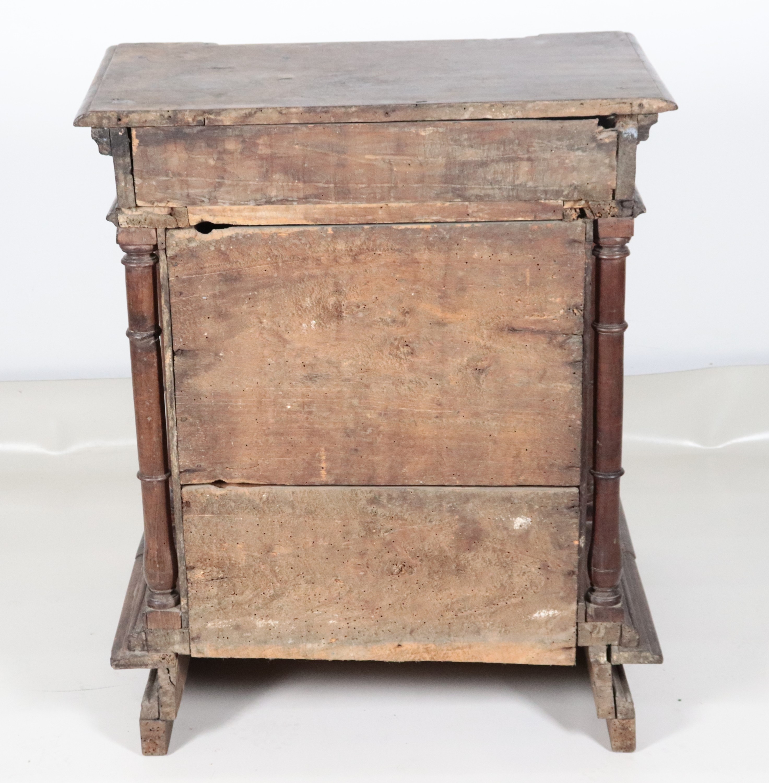 Antico inginocchino romano Luigi XIV in noce