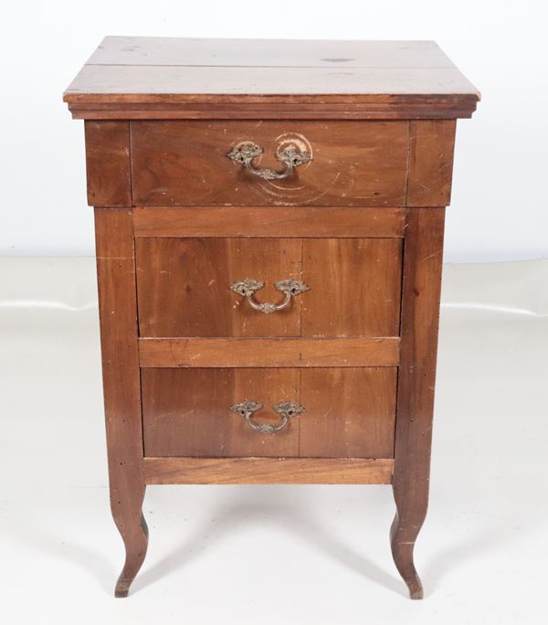 Antico comodino toscano in noce, con piano ribaltabile